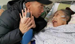 护士小哥跳上病床抢救病人