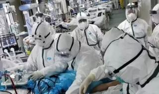 护士小哥跳上病床抢救病人